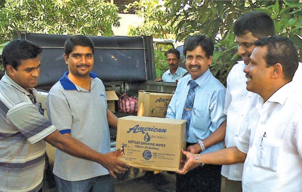 American Premium staff in flood relief effort - Explore Sri Lanka